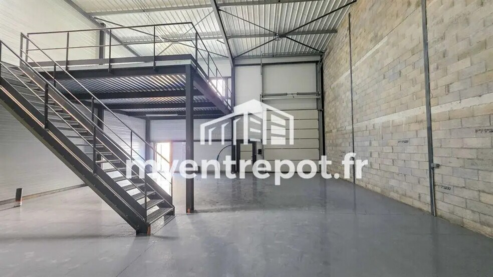 Local d’activités dans Signes à louer - Photo intérieure – Image 2 sur 7