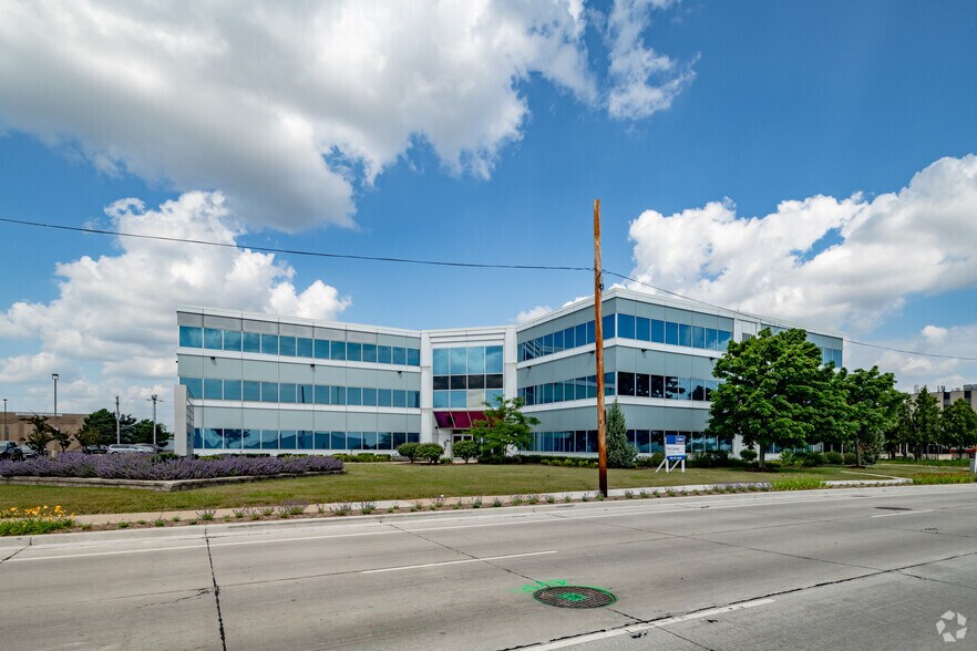 5007 S Howell Ave, Milwaukee, WI à louer - Photo de l’immeuble – Image 2 sur 4
