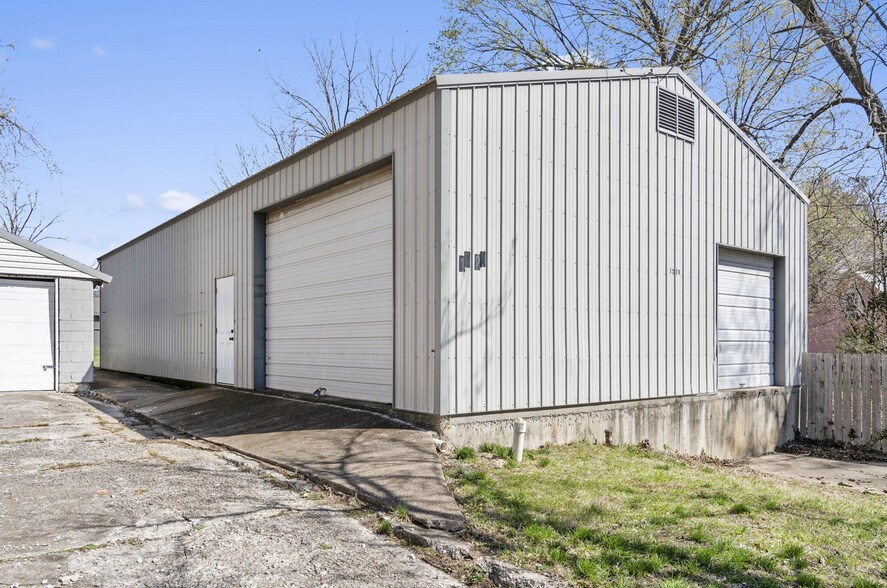 1329 E Thoman St, Springfield, MO à vendre - Photo de l’immeuble – Image 2 sur 23