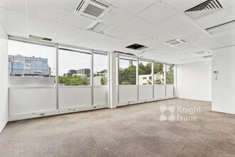 Local d'activités dans Saint-Cloud à vendre Photo intérieure– Image 1 sur 4