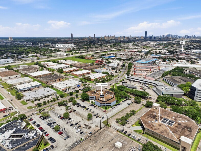 7011 Harwin Dr, Houston, TX à louer - Photo de l’immeuble – Image 2 sur 17