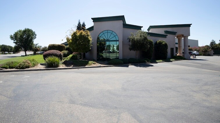 900 Wakefield Dr, Oakdale, CA à vendre - Photo de l’immeuble – Image 3 sur 13