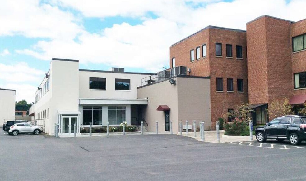 44-46-48 Shelter Rock Road portefeuille de 3 biens à vendre sur LoopNet.fr - Photo de l’immeuble – Image 3 sur 4