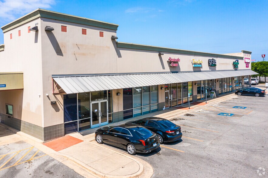 8111 Mainland Rd, San Antonio, TX à louer - Photo de l’immeuble – Image 3 sur 19