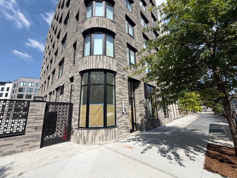 2363 Bedford Ave, Brooklyn, NY à louer - Photo de l’immeuble – Image 3 sur 16