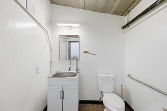 301-329 E 12th St, Los Angeles, CA à louer Photo intérieure– Image 1 sur 12
