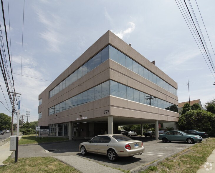 727 Honeyspot Rd, Stratford, CT à louer - Photo principale – Image 1 sur 9