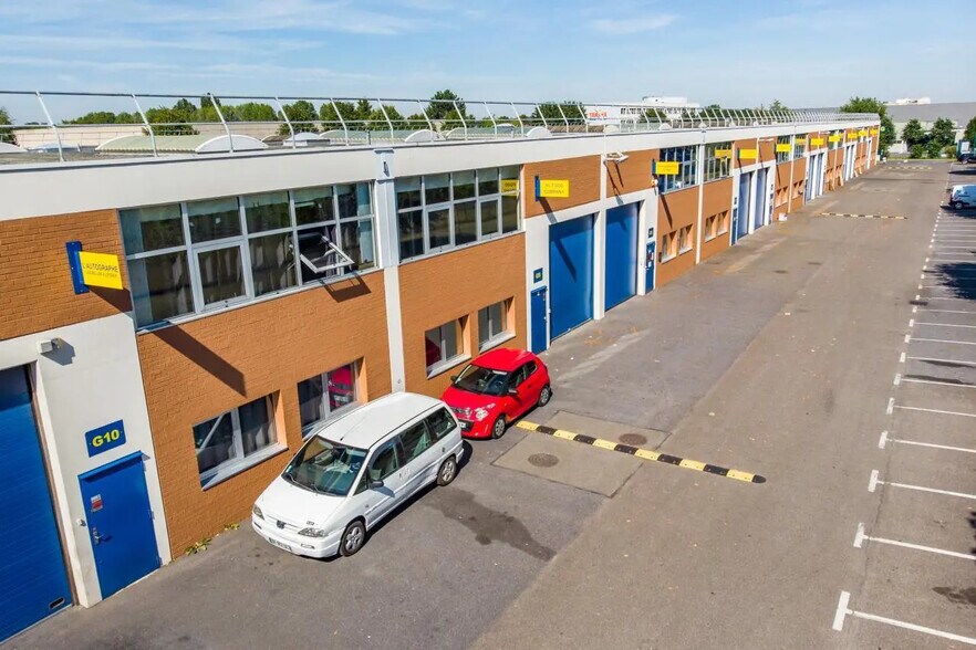 Bureau dans SAINT-OUEN-L'AUMONE à louer - Photo de l’immeuble – Image 2 sur 12