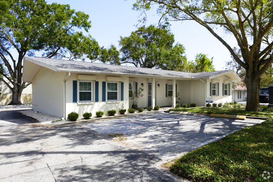 2300 W Bay Dr, Largo, FL à vendre - Photo de l’immeuble – Image 2 sur 20