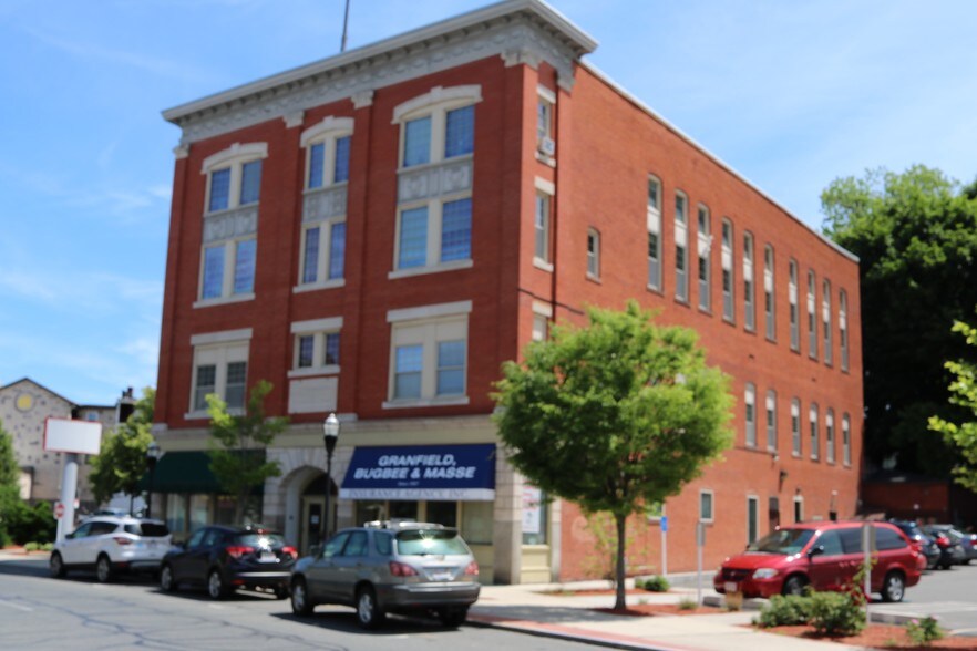 35 Center St, Chicopee, MA à louer - Photo de l’immeuble – Image 1 sur 7