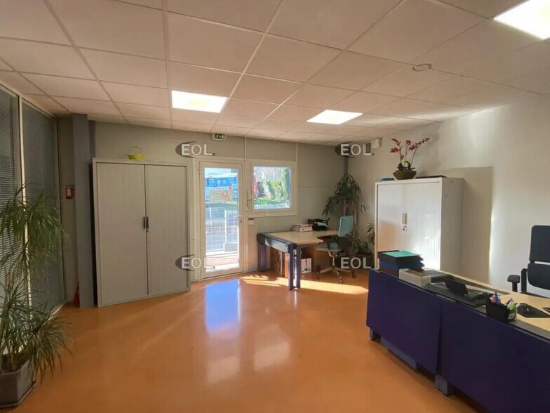 Local d’activités dans Gardanne à louer - Photo de l’immeuble – Image 3 sur 5