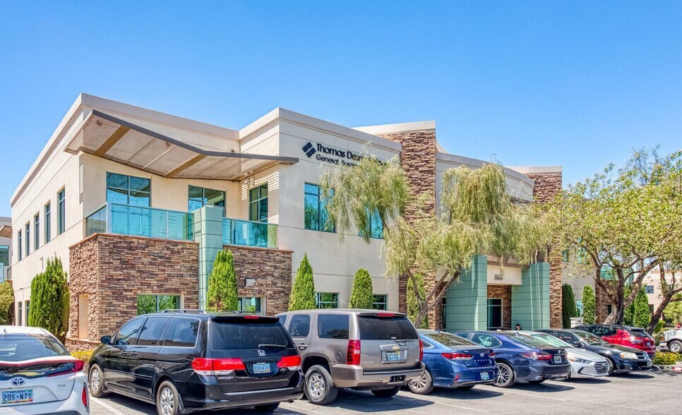 870 Seven Hills Dr, Henderson, NV à louer - Photo de l’immeuble – Image 2 sur 4