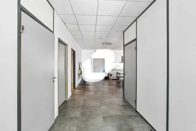 Local d’activités dans Tremblay-en-France à louer - Photo de l’immeuble – Image 2 sur 16