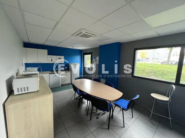 Local d'activités dans FLEURIEUX-SUR-L'ARBRESLE à vendre - Photo de l’immeuble – Image 3 sur 7