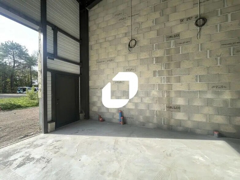 Local d’activités dans Marcheprime à louer - Photo de l’immeuble – Image 3 sur 5