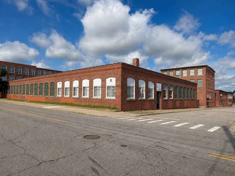 535 Pawtucket Ave, Pawtucket, RI à vendre - Photo de l’immeuble – Image 3 sur 6