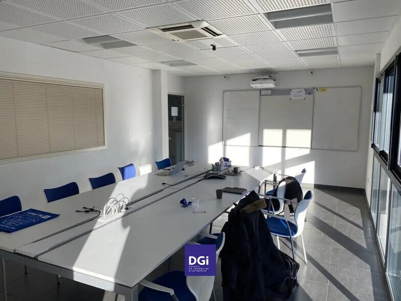 Local d’activités dans Nîmes à louer - Photo de l’immeuble – Image 3 sur 9