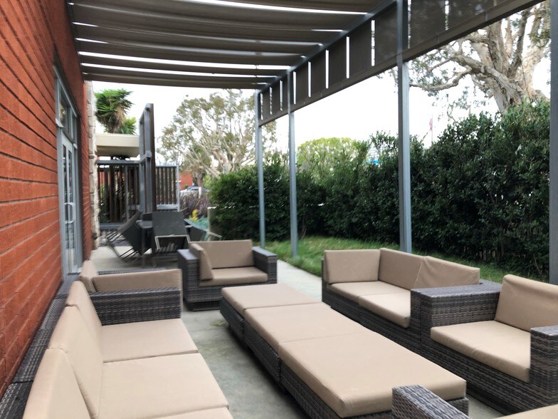 270 Coral Cir, El Segundo, CA à louer - Photo de l’immeuble – Image 2 sur 2