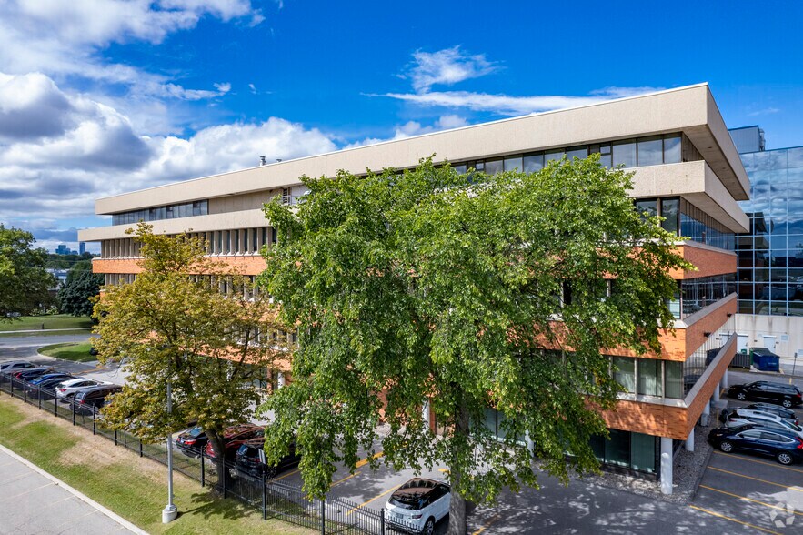 1 Valleybrook Dr, Toronto, ON à louer - Photo principale – Image 1 sur 7
