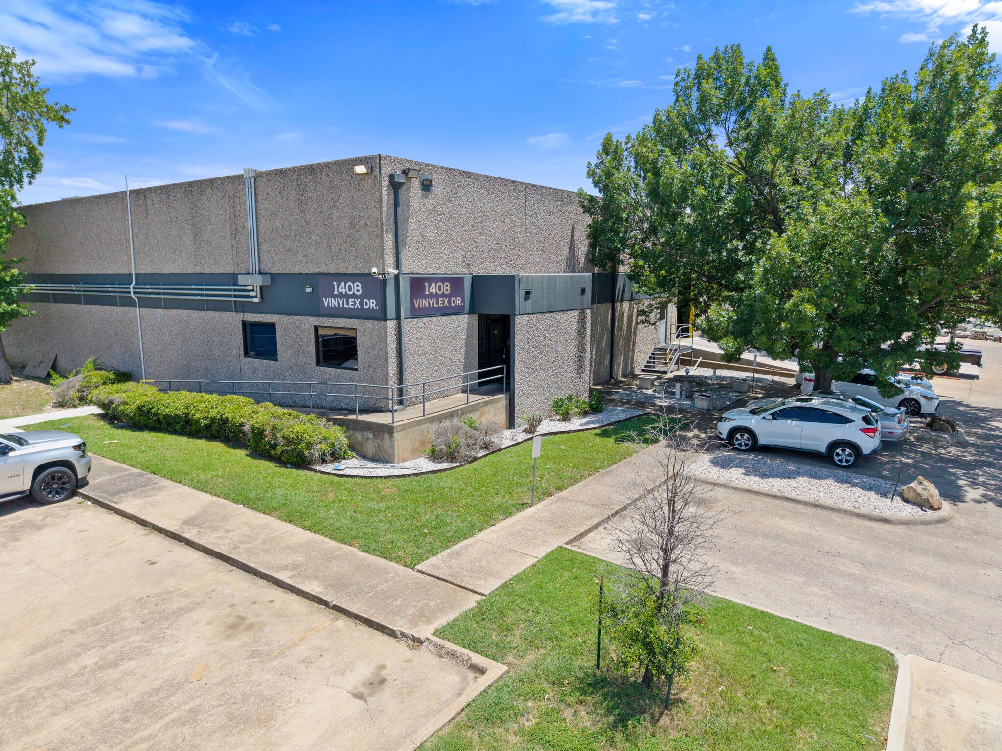 1408 Vinylex Dr, Carrollton, TX à louer Photo de l’immeuble– Image 1 sur 9