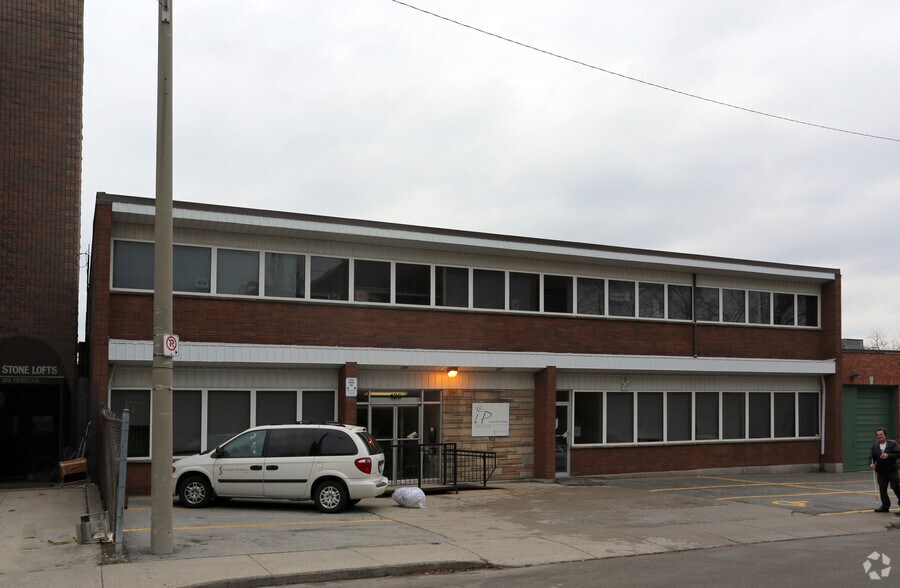 135 Rebecca St, Hamilton, ON à louer - Photo principale – Image 1 sur 7