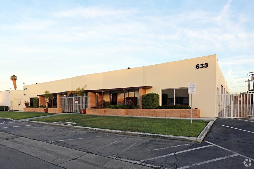 633 Young St, Santa Ana, CA à louer - Photo de l’immeuble – Image 3 sur 4
