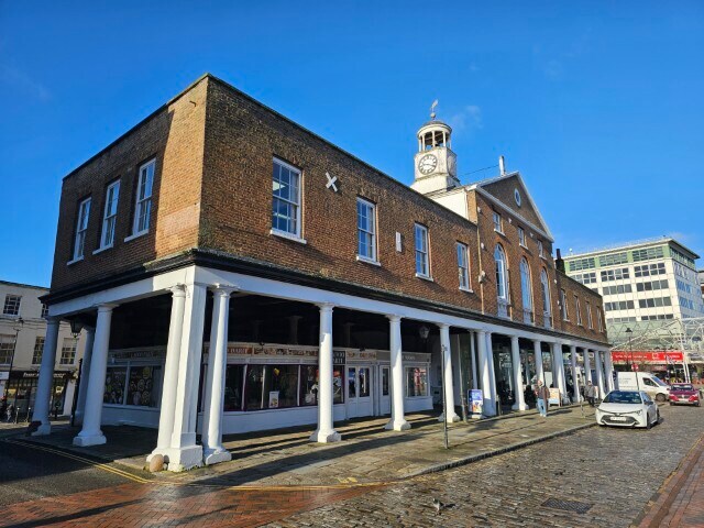 High St, Uxbridge à louer Photo principale– Image 1 sur 7