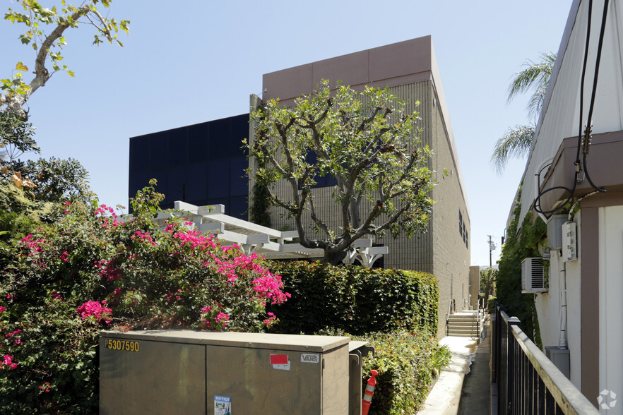 2450 Tapo St, Simi Valley, CA à louer - Photo de l’immeuble – Image 2 sur 8