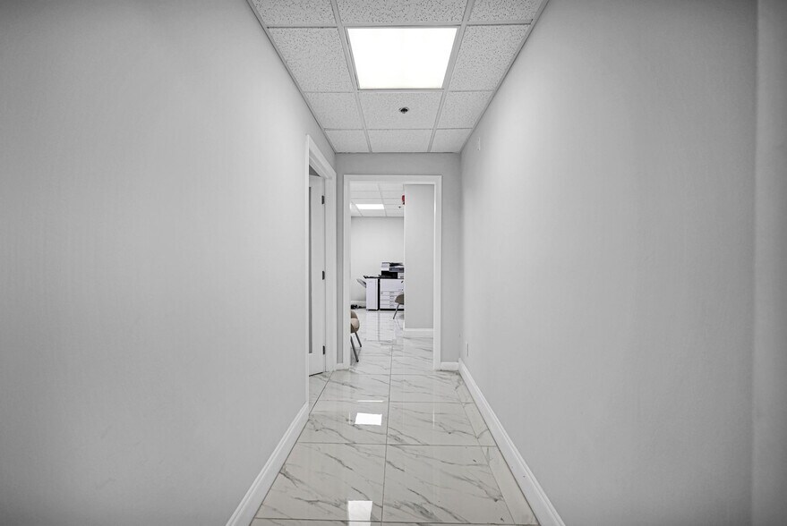 12550 Biscayne Blvd, North Miami, FL à vendre - Photo intérieure – Image 2 sur 151