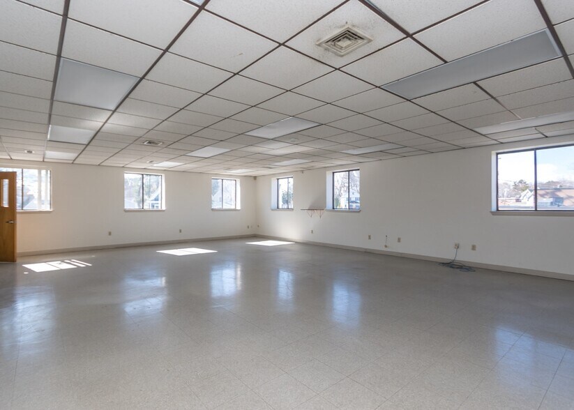 30 Clematis Ave, Waltham, MA à vendre - Photo de l’immeuble – Image 3 sur 8