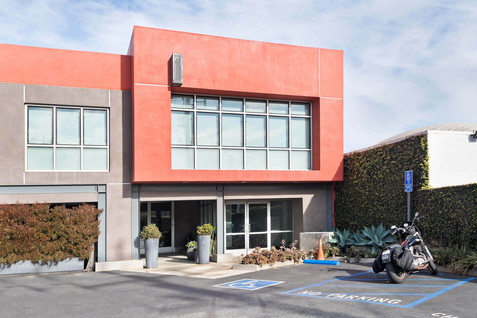 2272 S Centinela Ave, Los Angeles, CA à louer Photo de l’immeuble– Image 1 sur 16