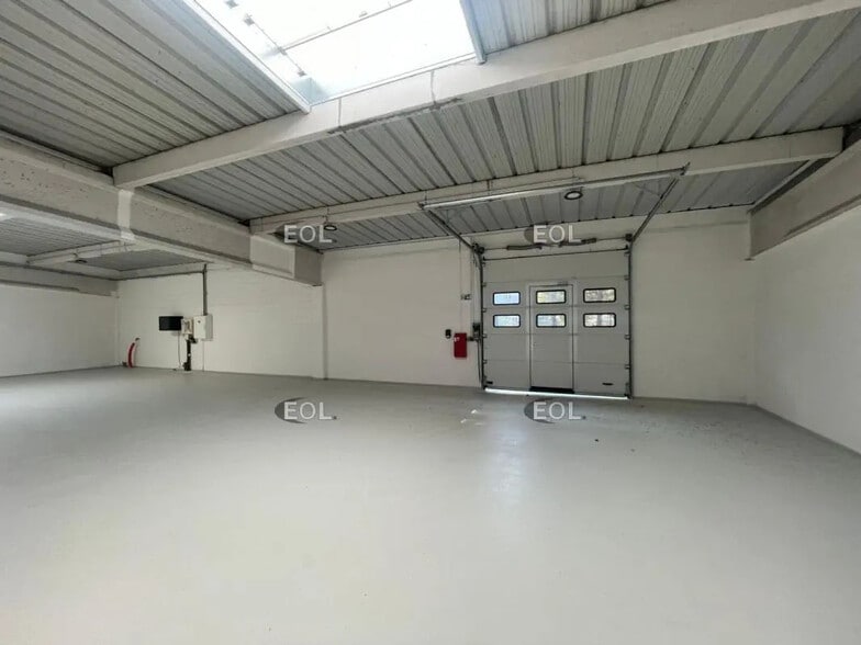 Local d'activités dans Maurepas à vendre - Photo de l’immeuble – Image 3 sur 17