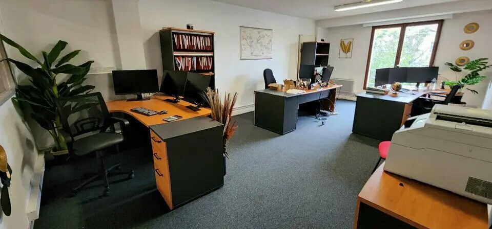 Bureau dans Saint-Étienne-du-Rouvray à vendre - Photo de l’immeuble – Image 2 sur 8