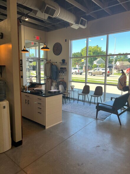 111 Plank Rd, Kaukauna, WI à louer - Photo de l’immeuble – Image 2 sur 15