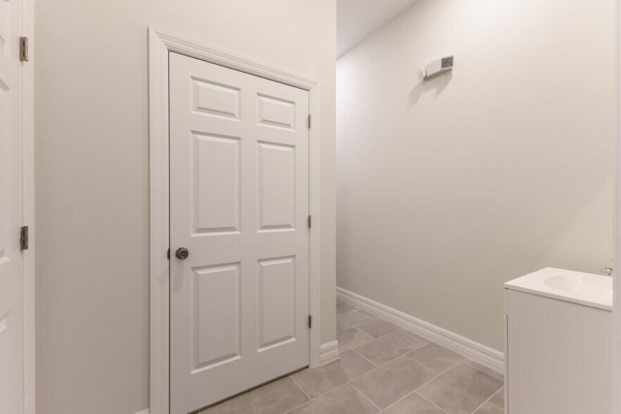 8359 Stringfellow Rd, Saint James City, FL à louer - Photo de l’immeuble – Image 2 sur 58