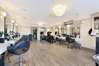 12 Stoneleigh Broadway, Epsom à louer Photo intérieure– Image 1 sur 9