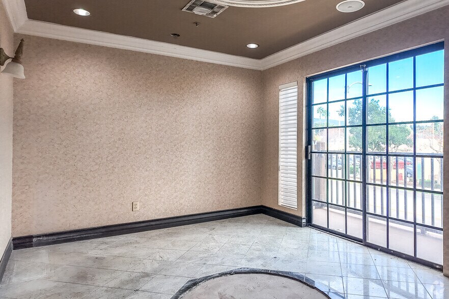 1113 Alta Ave, Upland, CA à louer - Photo intérieure – Image 2 sur 30