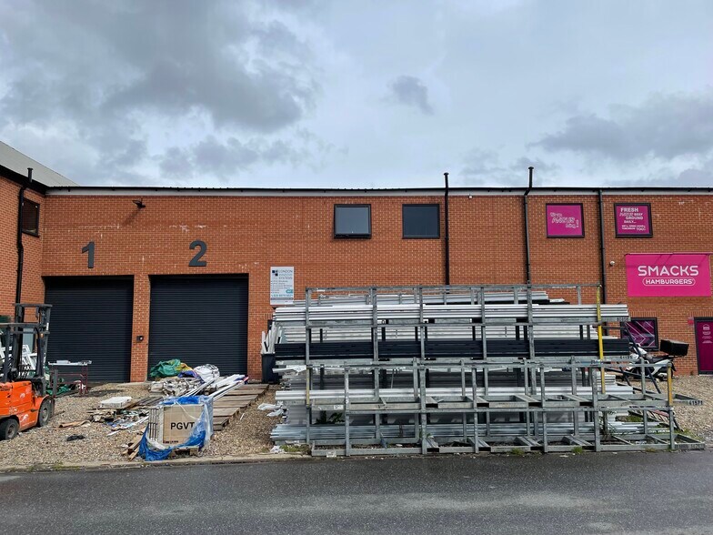 102 Beddington Ln, Croydon à vendre - Photo de l’immeuble – Image 2 sur 2