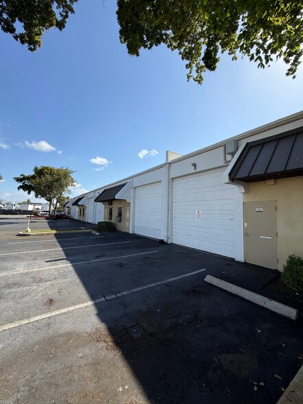 2101-2251 SW 59th Ave, West Park, FL à louer - Photo de l’immeuble – Image 3 sur 3