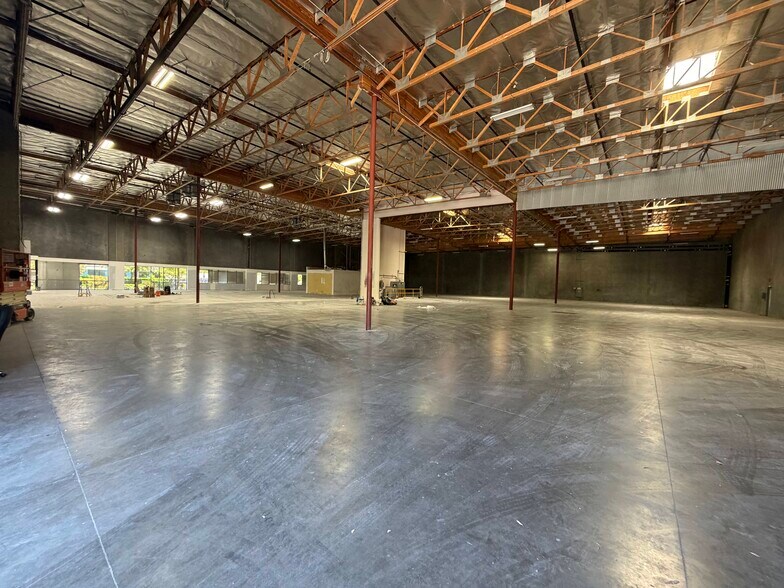 28334 Industry Dr, Valencia, CA à louer - Photo de l’immeuble – Image 3 sur 10