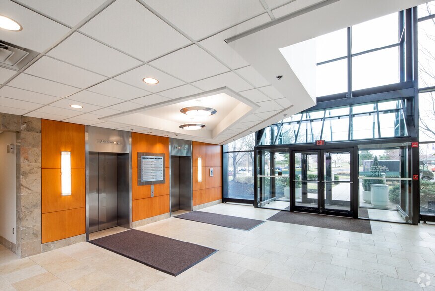 6 Neshaminy Interplex, Trevose, PA à louer - Hall d’entrée – Image 2 sur 14