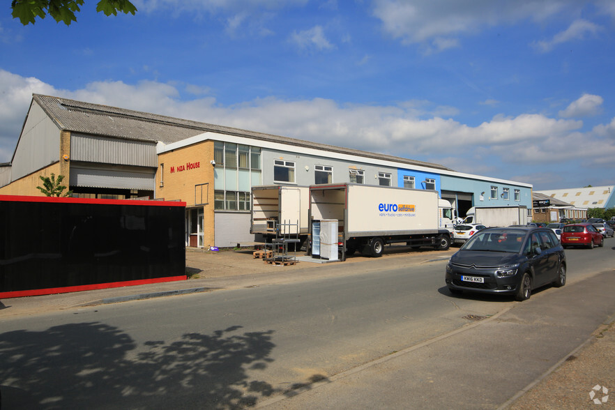 Fircroft Way, Edenbridge à louer - Photo de l’immeuble – Image 2 sur 2