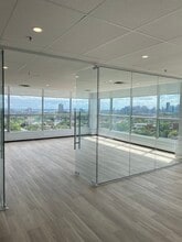 2120 Rue Sherbrooke E, Montréal, QC à louer Photo intérieure– Image 1 sur 12