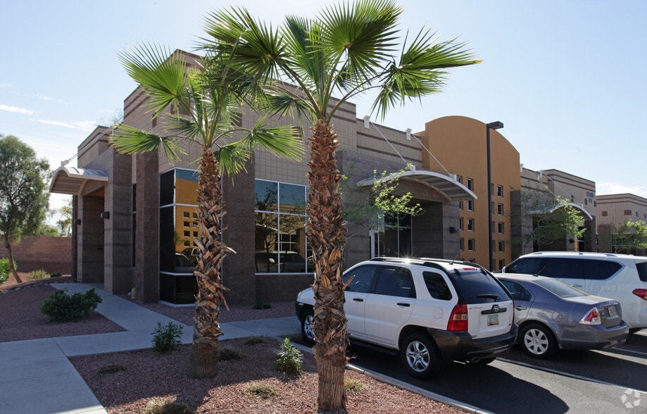 8765 W Kelton Ln, Peoria, AZ à louer - Photo de l’immeuble – Image 2 sur 3