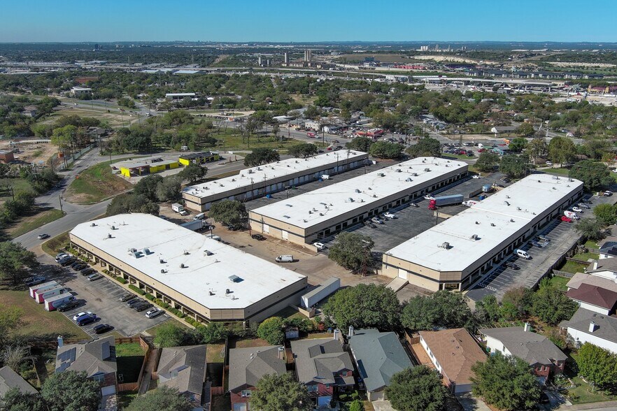 5600-5624 Randolph Blvd, San Antonio, TX à louer - Photo de l’immeuble – Image 1 sur 1
