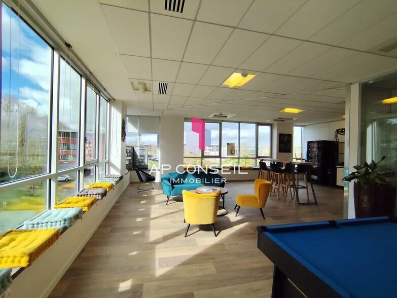 Bureau dans Voisins-le-Bretonneux à louer - Photo intérieure – Image 1 sur 10