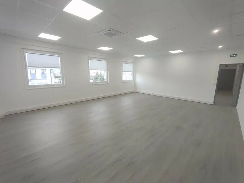 Bureau dans Saint-Quentin-Fallavier à vendre - Photo intérieure – Image 2 sur 9