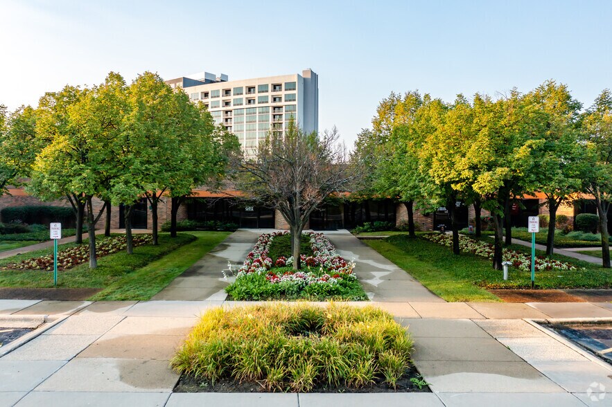 3455 W Salt Creek Ln, Arlington Heights, IL à louer - Photo de l’immeuble – Image 2 sur 6