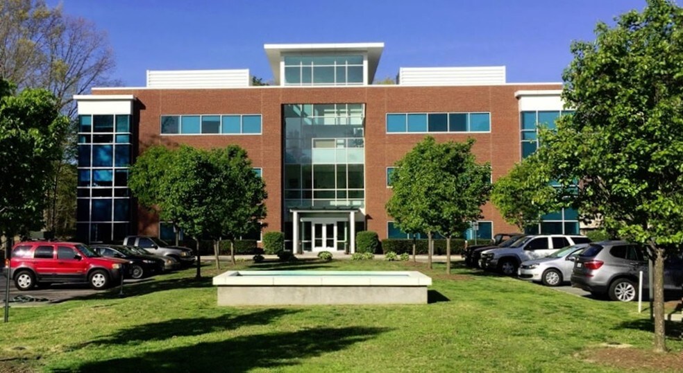 11837 Rock Landing Dr, Newport News, VA à louer - Photo de l’immeuble – Image 2 sur 11