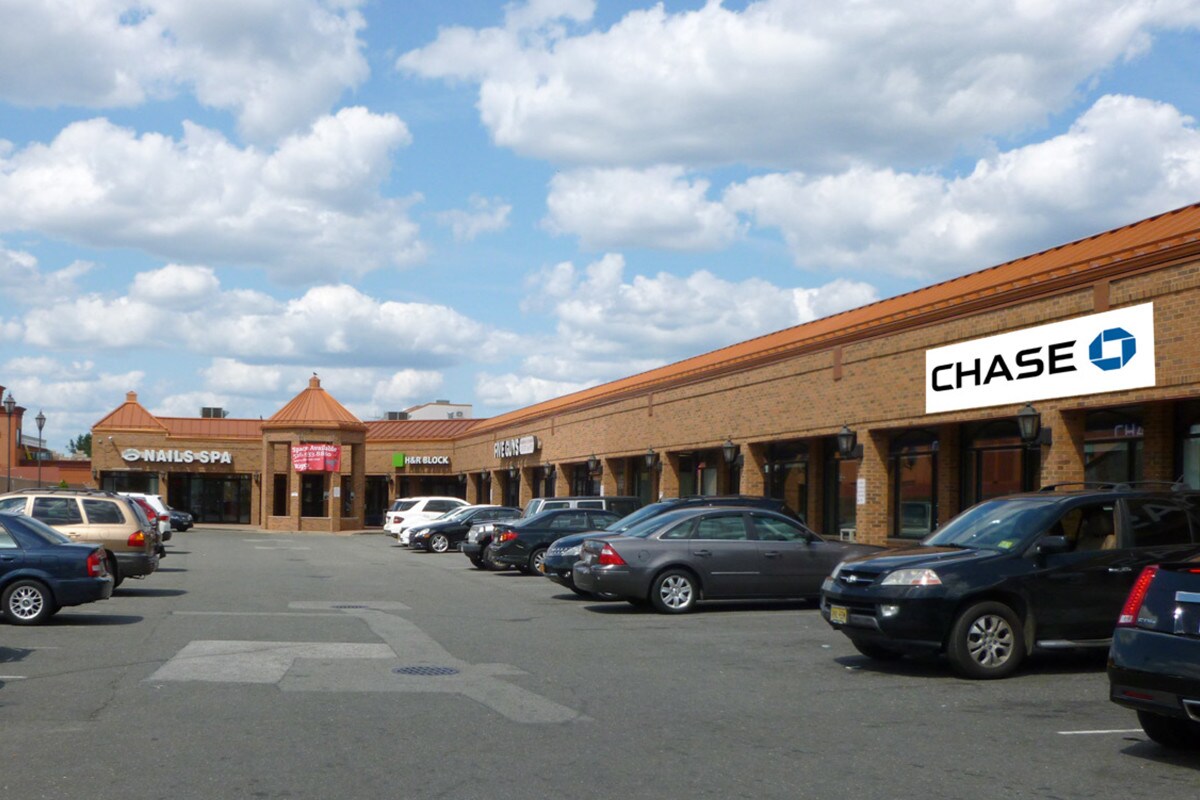 132-01 14th Ave, College Point, NY à louer Photo de l’immeuble– Image 1 sur 2